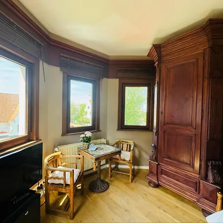 Ruime Slaapkamers Met Badkamers In Belle Epoquevilla- Concessiewijk