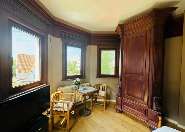 Ruime Slaapkamers Met Badkamers In Belle Epoquevilla- Concessiewijk