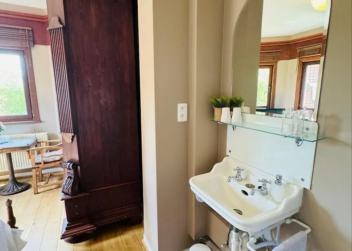 Ruime Slaapkamers Met Badkamers In Belle Epoquevilla- Concessiewijk *