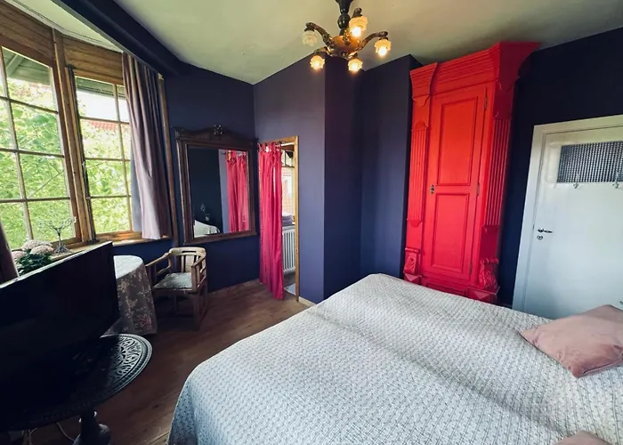 Ruime Slaapkamers Met Badkamers In Belle Epoquevilla- Concessiewijk * De Haan