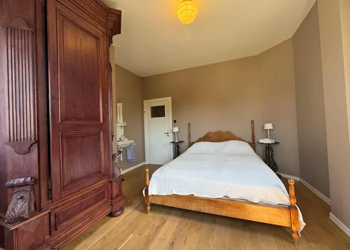 Ruime Slaapkamers Met Badkamers In Belle Epoquevilla- Concessiewijk * De Haan